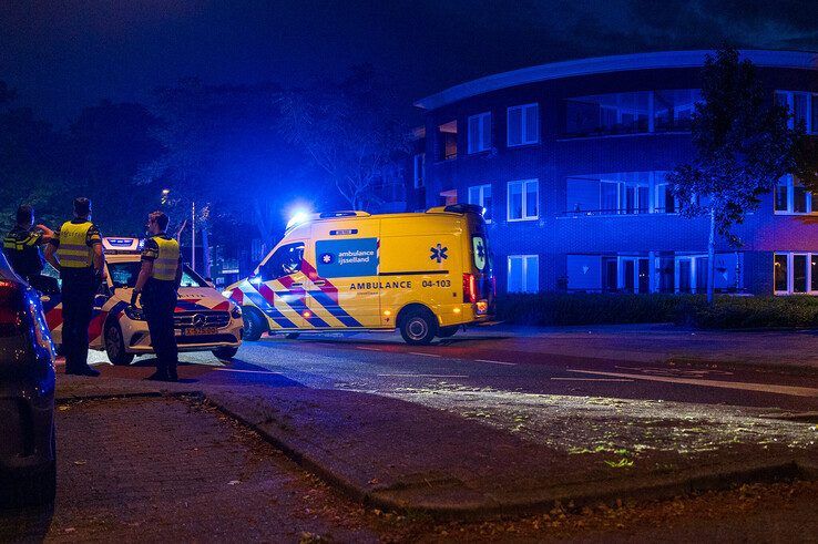 Automobiliste onder invloed knalt tegen boom in Indische Buurt, bijrijder zwaargewond - Foto: Peter Denekamp