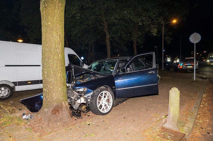 Automobiliste onder invloed knalt tegen boom in Indische Buurt, bijrijder zwaargewond - Foto: Peter Denekamp