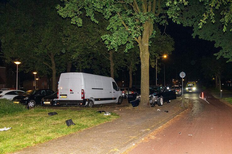 Automobiliste onder invloed knalt tegen boom in Indische Buurt, bijrijder zwaargewond - Foto: Peter Denekamp