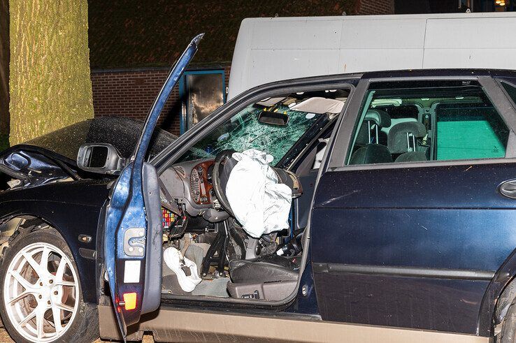 Automobiliste onder invloed knalt tegen boom in Indische Buurt, bijrijder zwaargewond - Foto: Peter Denekamp