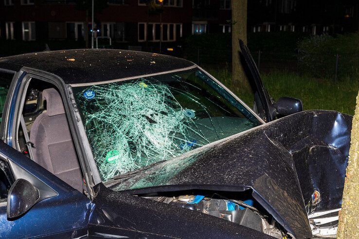 Automobiliste onder invloed knalt tegen boom in Indische Buurt, bijrijder zwaargewond - Foto: Peter Denekamp