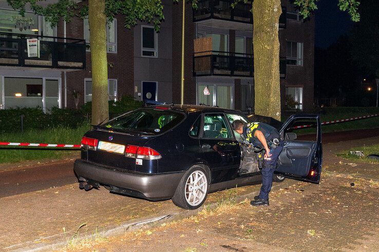 Automobiliste onder invloed knalt tegen boom in Indische Buurt, bijrijder zwaargewond - Foto: Peter Denekamp