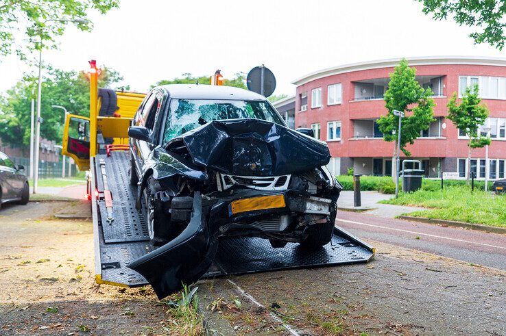 Automobiliste onder invloed knalt tegen boom in Indische Buurt, bijrijder zwaargewond - Foto: Peter Denekamp