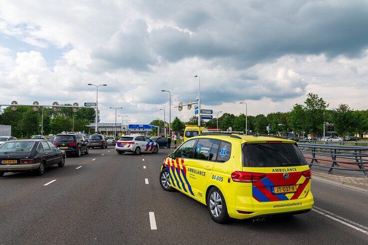 Twee auto's botsten op elkaar op de kruising. - Foto: Peter Denekamp