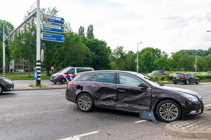 Blikschade en flinke verkeershinder na botsing op Ceintuurbaan - Foto: Peter Denekamp