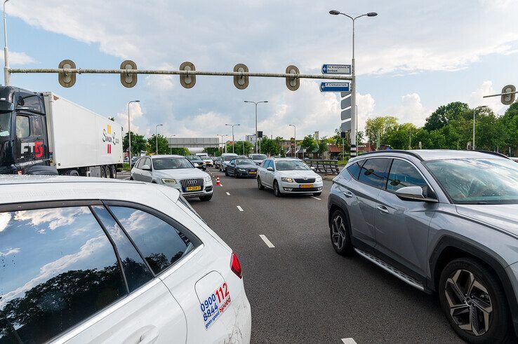 Blikschade en flinke verkeershinder na botsing op Ceintuurbaan - Foto: Peter Denekamp