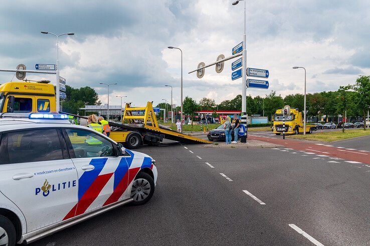 Blikschade en flinke verkeershinder na botsing op Ceintuurbaan - Foto: Peter Denekamp