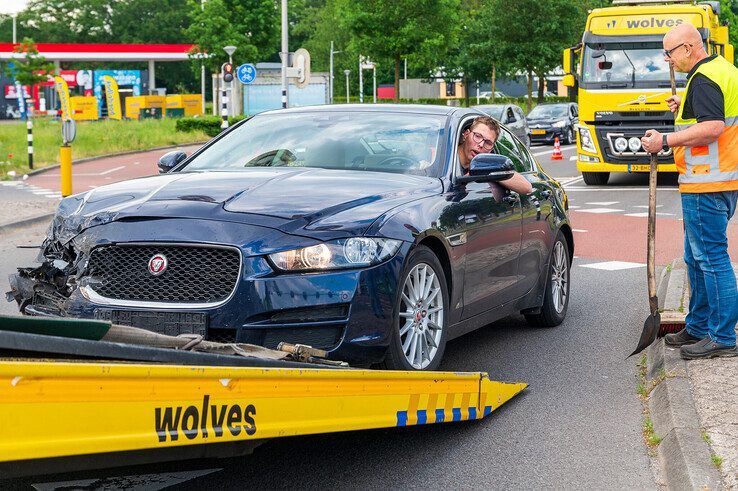 Blikschade en flinke verkeershinder na botsing op Ceintuurbaan - Foto: Peter Denekamp