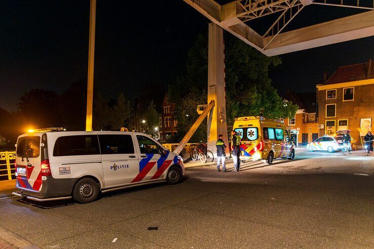 Een fietser raakte zwaargewond op de Diezerpoortenbrug. - Foto: Peter Denekamp