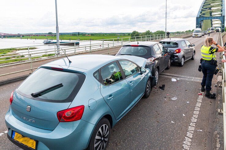 Drie auto's die richting Hattem reden botsten achterop elkaar. - Foto: Peter Denekamp