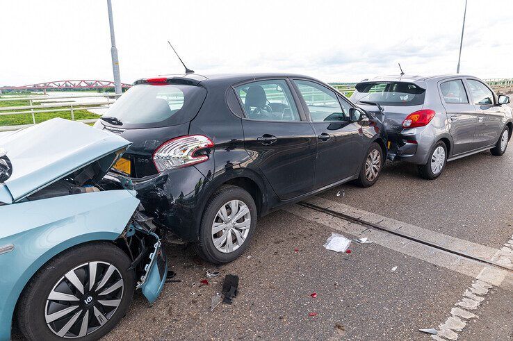 Files in Zwolle en Hattem door kettingbotsing op IJsselbrug - Foto: Peter Denekamp