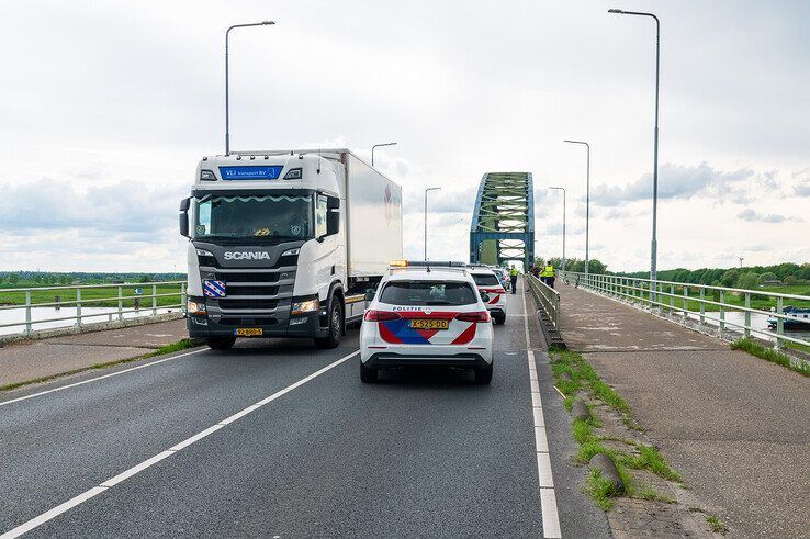 Files in Zwolle en Hattem door kettingbotsing op IJsselbrug - Foto: Peter Denekamp