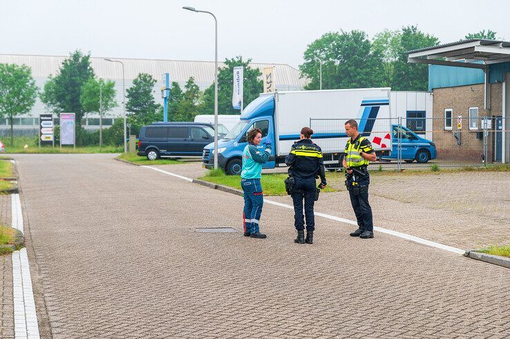 Verderop in de straat lag bloed op het wegdek. - Foto: Peter Denekamp