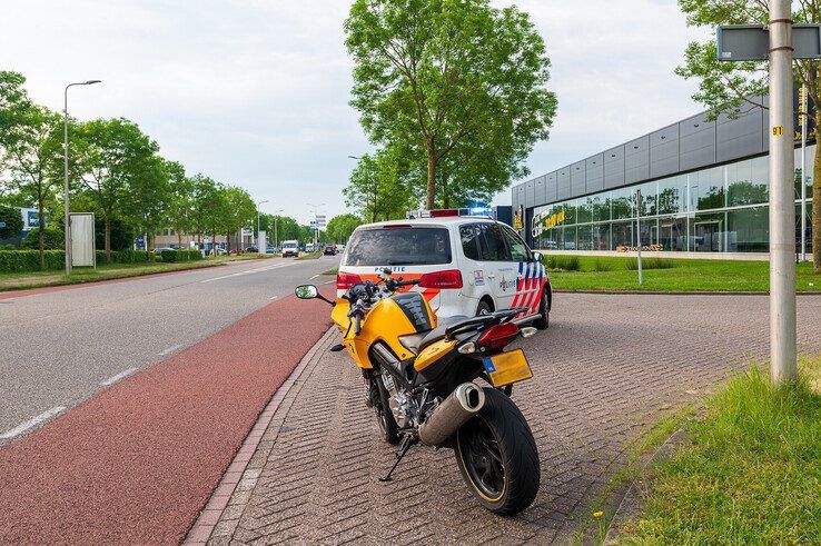 De motorrijder raakte gewond na de botsing op de Marsweg. - Foto: Peter Denekamp