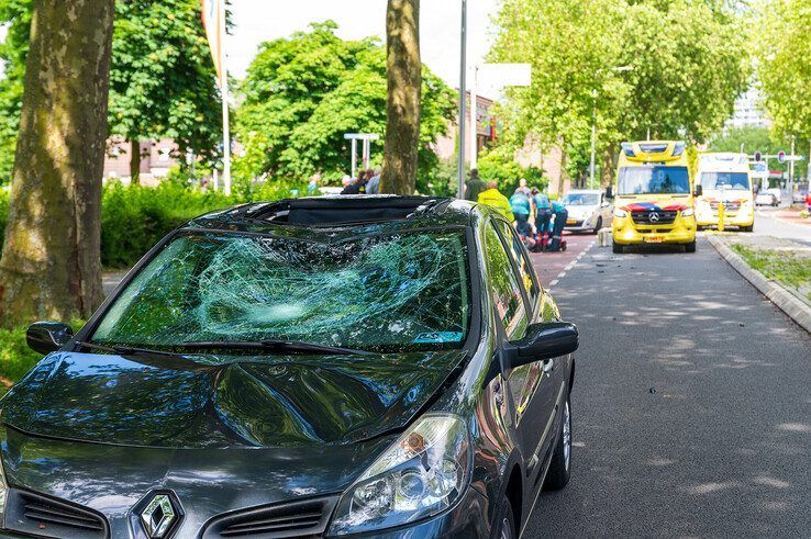 Fietser zwaargewond na aanrijding met auto in Diezerpoort - Foto: Peter Denekamp