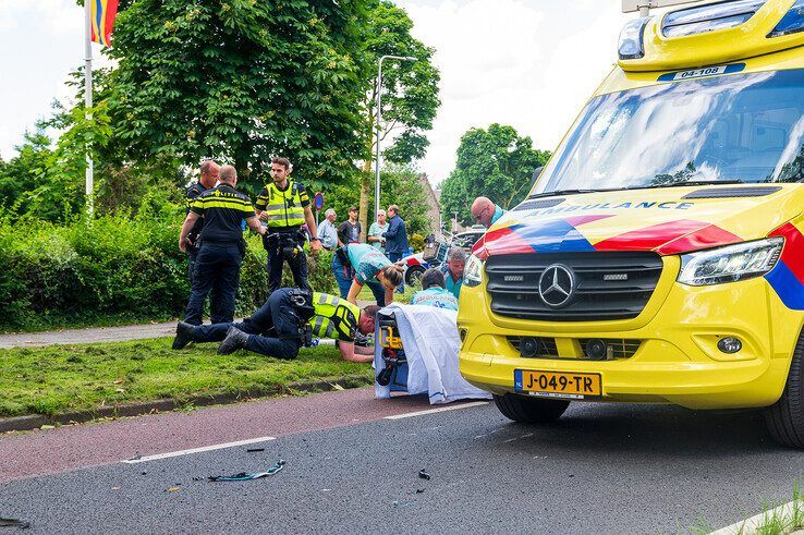 Fietser zwaargewond na aanrijding met auto in Diezerpoort - Foto: Peter Denekamp