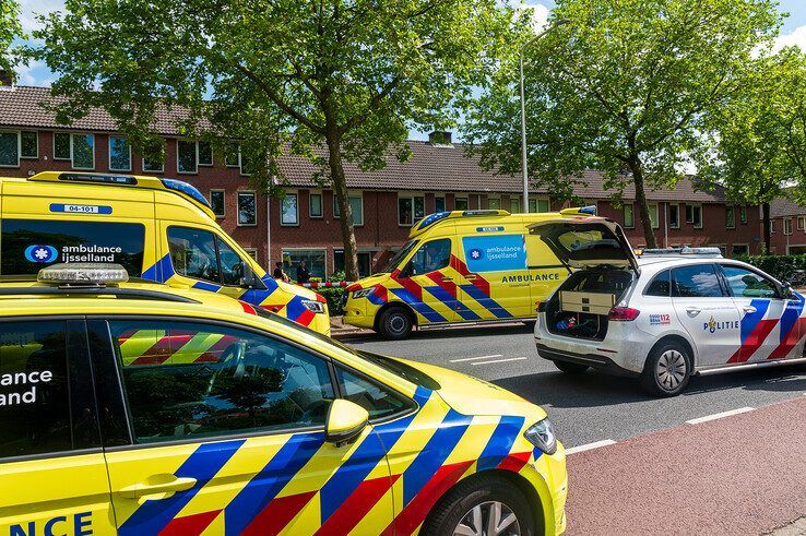 Fietser zwaargewond na aanrijding met auto in Diezerpoort - Foto: Peter Denekamp