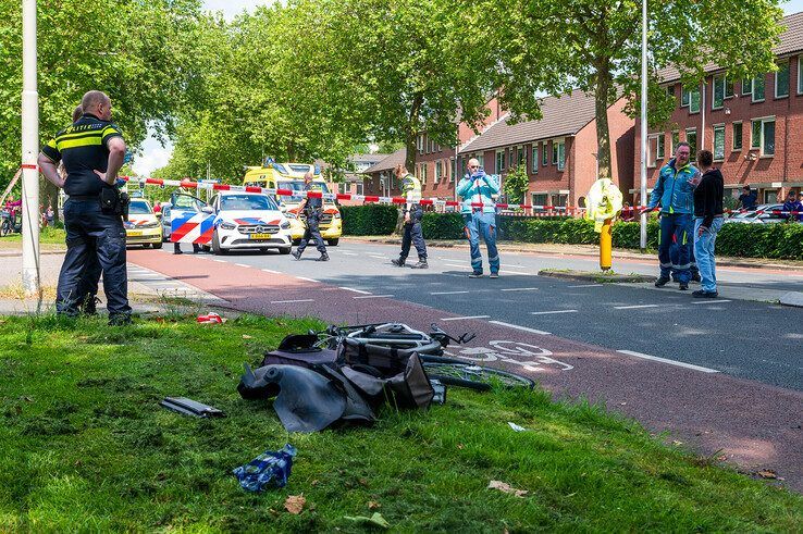 Fietser zwaargewond na aanrijding met auto in Diezerpoort - Foto: Peter Denekamp