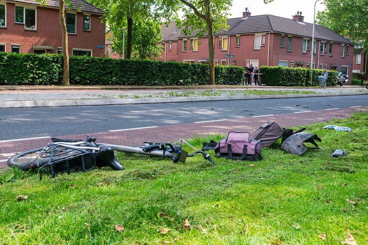 Fietser zwaargewond na aanrijding met auto in Diezerpoort - Foto: Peter Denekamp