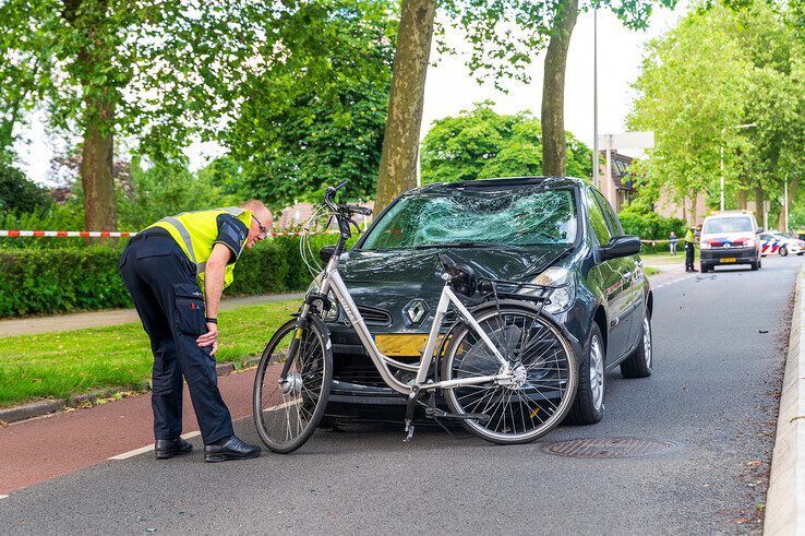 Fietser zwaargewond na aanrijding met auto in Diezerpoort - Foto: Peter Denekamp