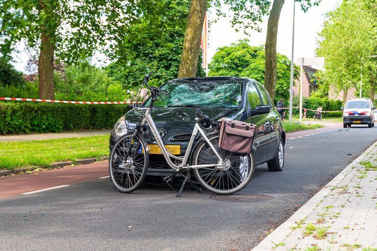 Fietser zwaargewond na aanrijding met auto in Diezerpoort - Foto: Peter Denekamp