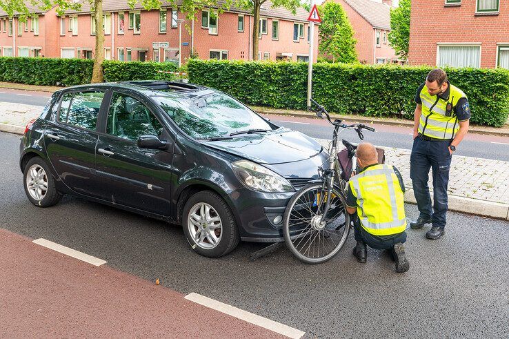 Fietser zwaargewond na aanrijding met auto in Diezerpoort - Foto: Peter Denekamp