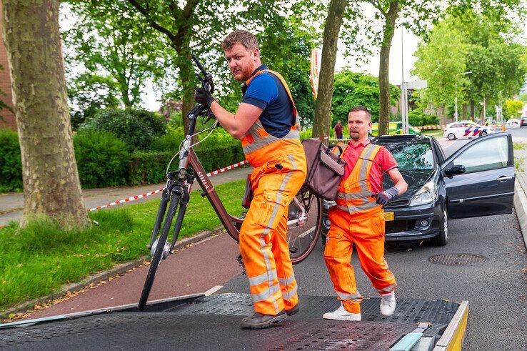 Fietser zwaargewond na aanrijding met auto in Diezerpoort - Foto: Peter Denekamp