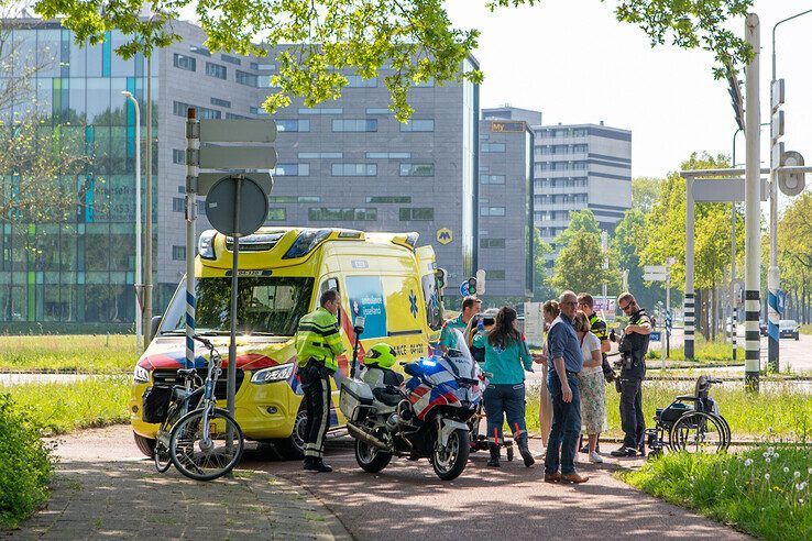 Vrouw valt uit rolstoel en breekt been op Zwartewaterallee - Foto: Ruben Meinten