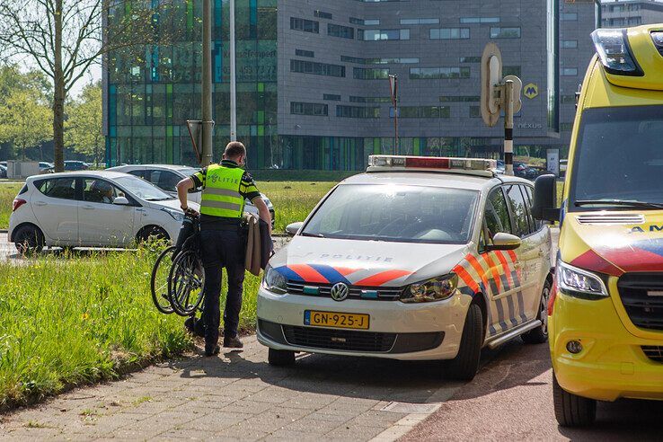 Vrouw valt uit rolstoel en breekt been op Zwartewaterallee - Foto: Ruben Meinten