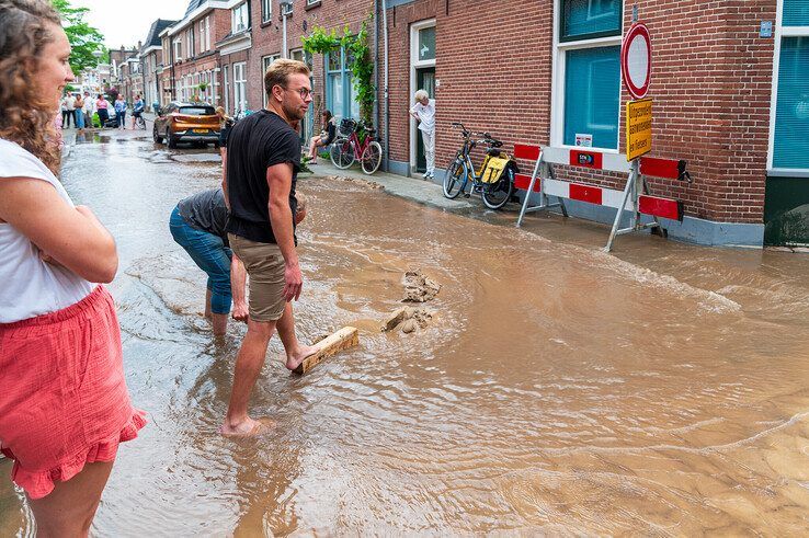 Woning op instorten na waterleidingbreuk in Assendorp - Foto: Peter Denekamp