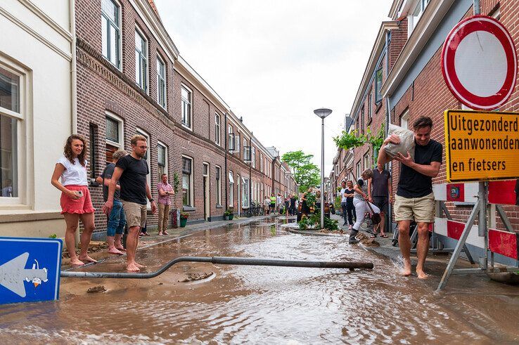 Woning op instorten na waterleidingbreuk in Assendorp - Foto: Peter Denekamp