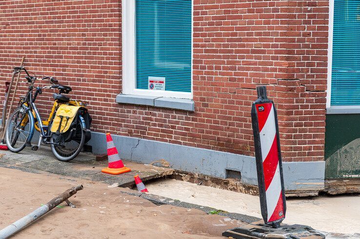 De scheuren in de muur van de verzakte woning. - Foto: Peter Denekamp