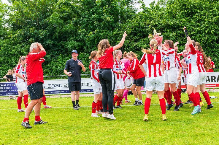 In beeld: WVF verliest laatste competitieduel van kampioen IJVV - Foto: Peter Denekamp