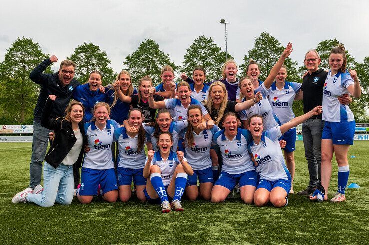 Grote vreugde bij voetbalvrouwen ZAC na bereiken bekerfinale - Foto: Peter Denekamp