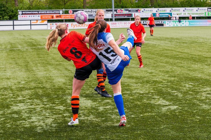 In beeld: Voetbalvrouwen ZAC vegen eersteklasser Sparta Nijkerk van de mat in halve bekerfinale - Foto: Peter Denekamp