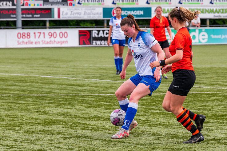 In beeld: Voetbalvrouwen ZAC vegen eersteklasser Sparta Nijkerk van de mat in halve bekerfinale - Foto: Peter Denekamp