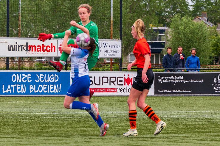 In beeld: Voetbalvrouwen ZAC vegen eersteklasser Sparta Nijkerk van de mat in halve bekerfinale - Foto: Peter Denekamp