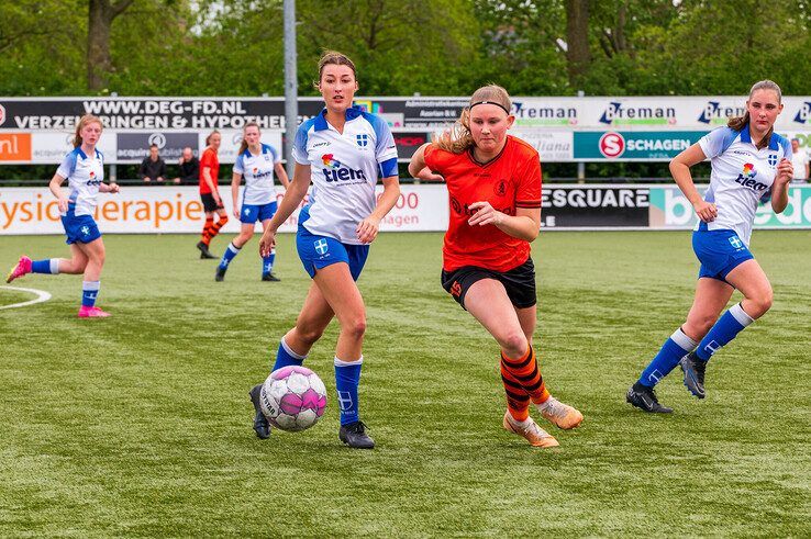 In beeld: Voetbalvrouwen ZAC vegen eersteklasser Sparta Nijkerk van de mat in halve bekerfinale - Foto: Peter Denekamp