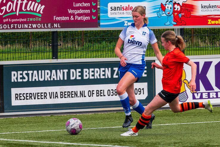 In beeld: Voetbalvrouwen ZAC vegen eersteklasser Sparta Nijkerk van de mat in halve bekerfinale - Foto: Peter Denekamp