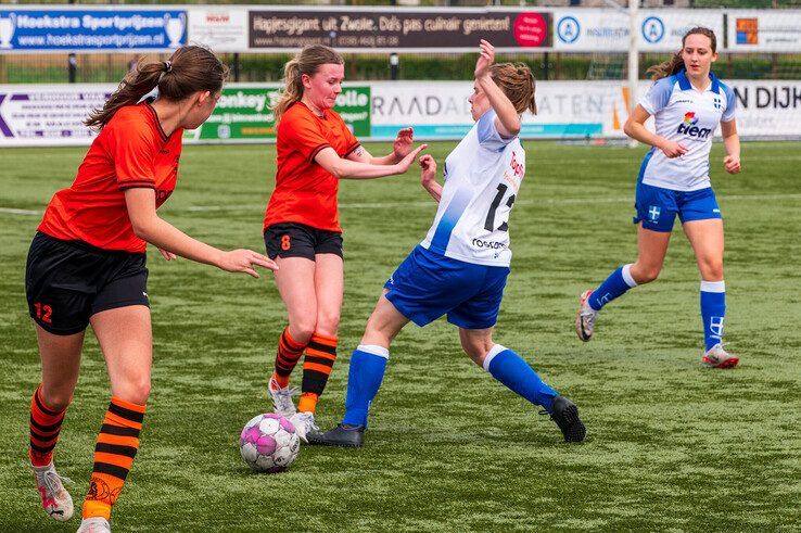 In beeld: Voetbalvrouwen ZAC vegen eersteklasser Sparta Nijkerk van de mat in halve bekerfinale - Foto: Peter Denekamp