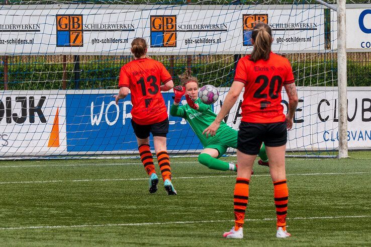 In beeld: Voetbalvrouwen ZAC vegen eersteklasser Sparta Nijkerk van de mat in halve bekerfinale - Foto: Peter Denekamp