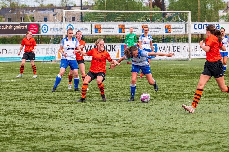 In beeld: Voetbalvrouwen ZAC vegen eersteklasser Sparta Nijkerk van de mat in halve bekerfinale - Foto: Peter Denekamp