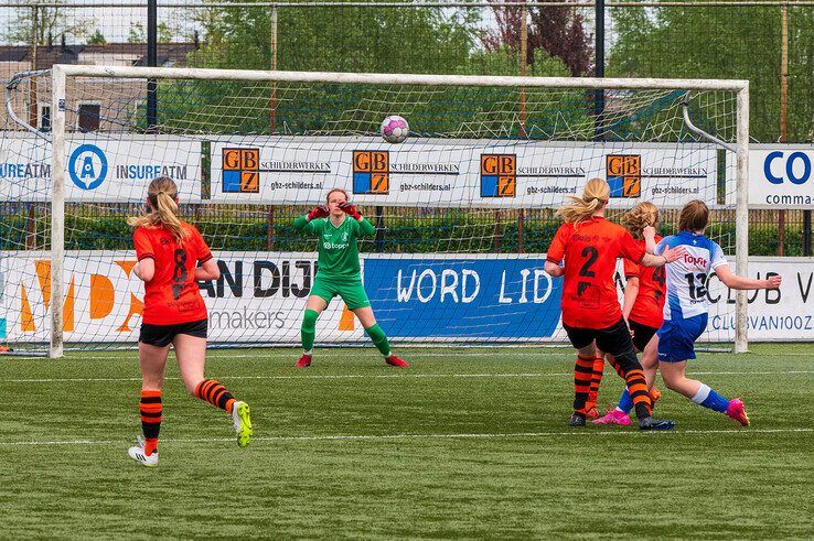 In beeld: Voetbalvrouwen ZAC vegen eersteklasser Sparta Nijkerk van de mat in halve bekerfinale - Foto: Peter Denekamp