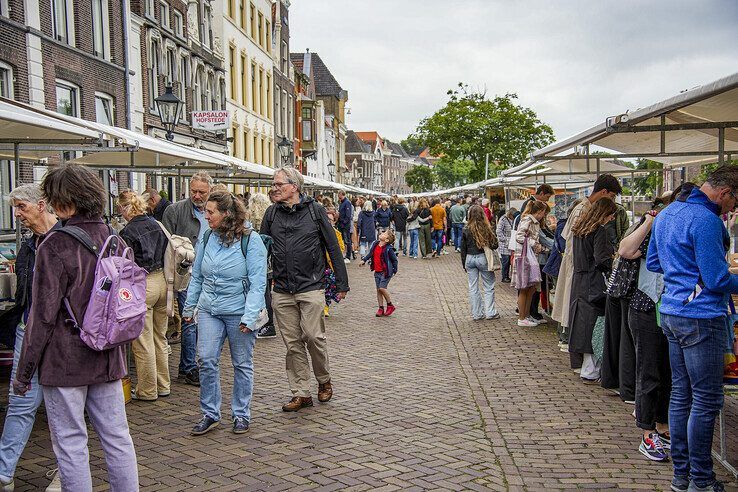 In beeld: Op jacht naar boeken langs de Zwolse stadsgracht - Foto: Obbe Bakker