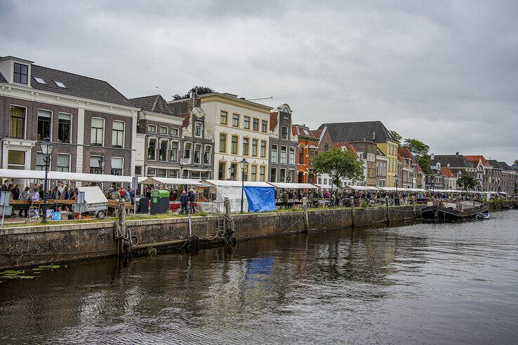 In beeld: Op jacht naar boeken langs de Zwolse stadsgracht - Foto: Obbe Bakker