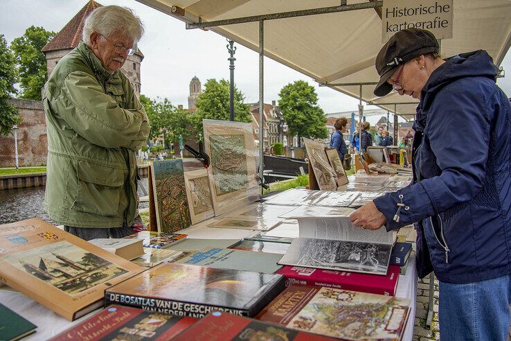 In beeld: Op jacht naar boeken langs de Zwolse stadsgracht - Foto: Obbe Bakker