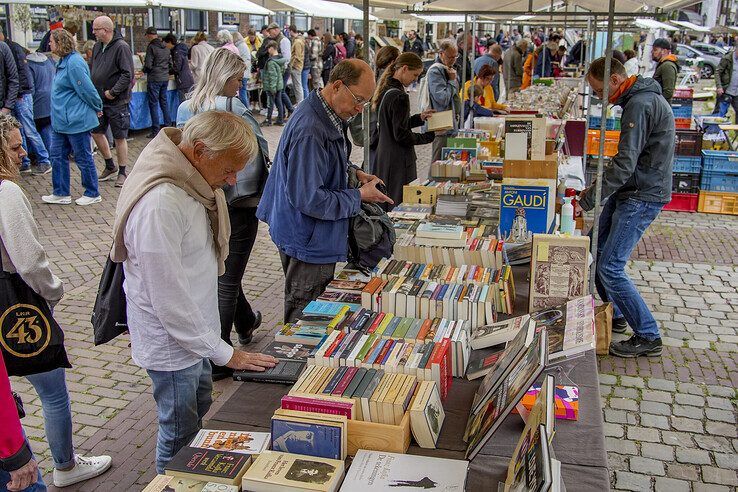 In beeld: Op jacht naar boeken langs de Zwolse stadsgracht - Foto: Obbe Bakker