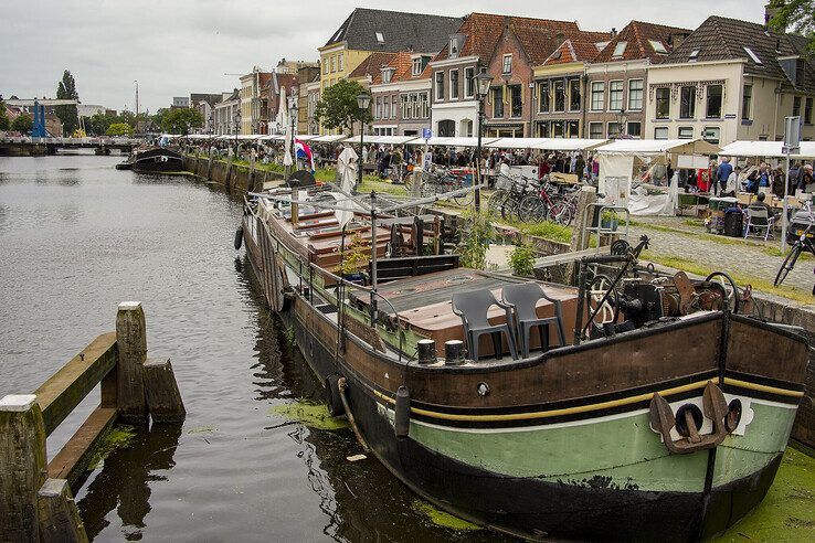 In beeld: Op jacht naar boeken langs de Zwolse stadsgracht - Foto: Obbe Bakker