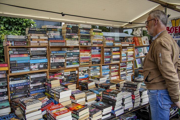 In beeld: Op jacht naar boeken langs de Zwolse stadsgracht - Foto: Obbe Bakker