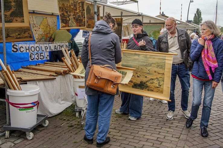 In beeld: Op jacht naar boeken langs de Zwolse stadsgracht - Foto: Obbe Bakker